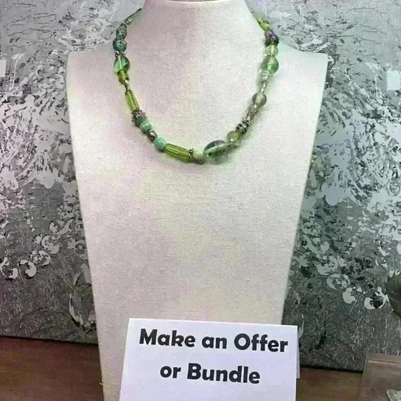 Vintage Unique Green Glass Beaded Necklace- Wedding Cake foil - Picture 2 of 3